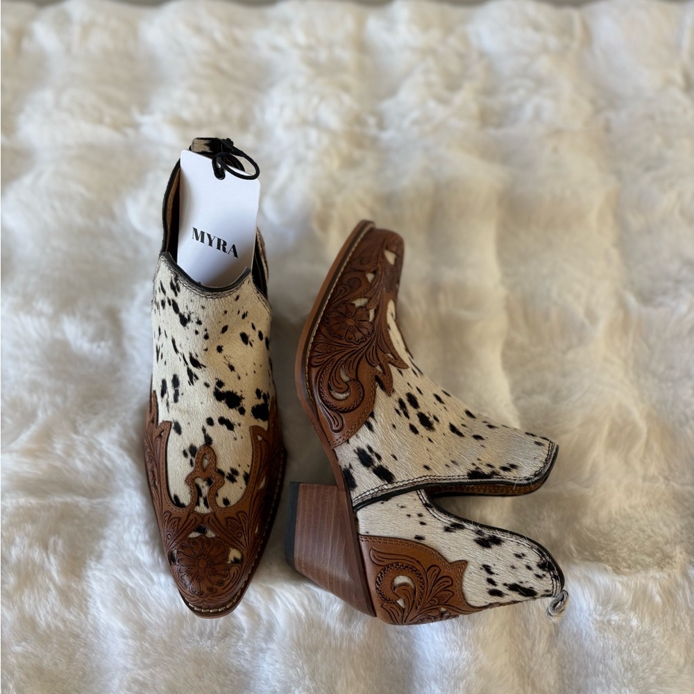 MYRA- WEST STREET WESTERN HAND-TOOLED BOOTIES IN BLACK & WHITE - Picture 6 of 12